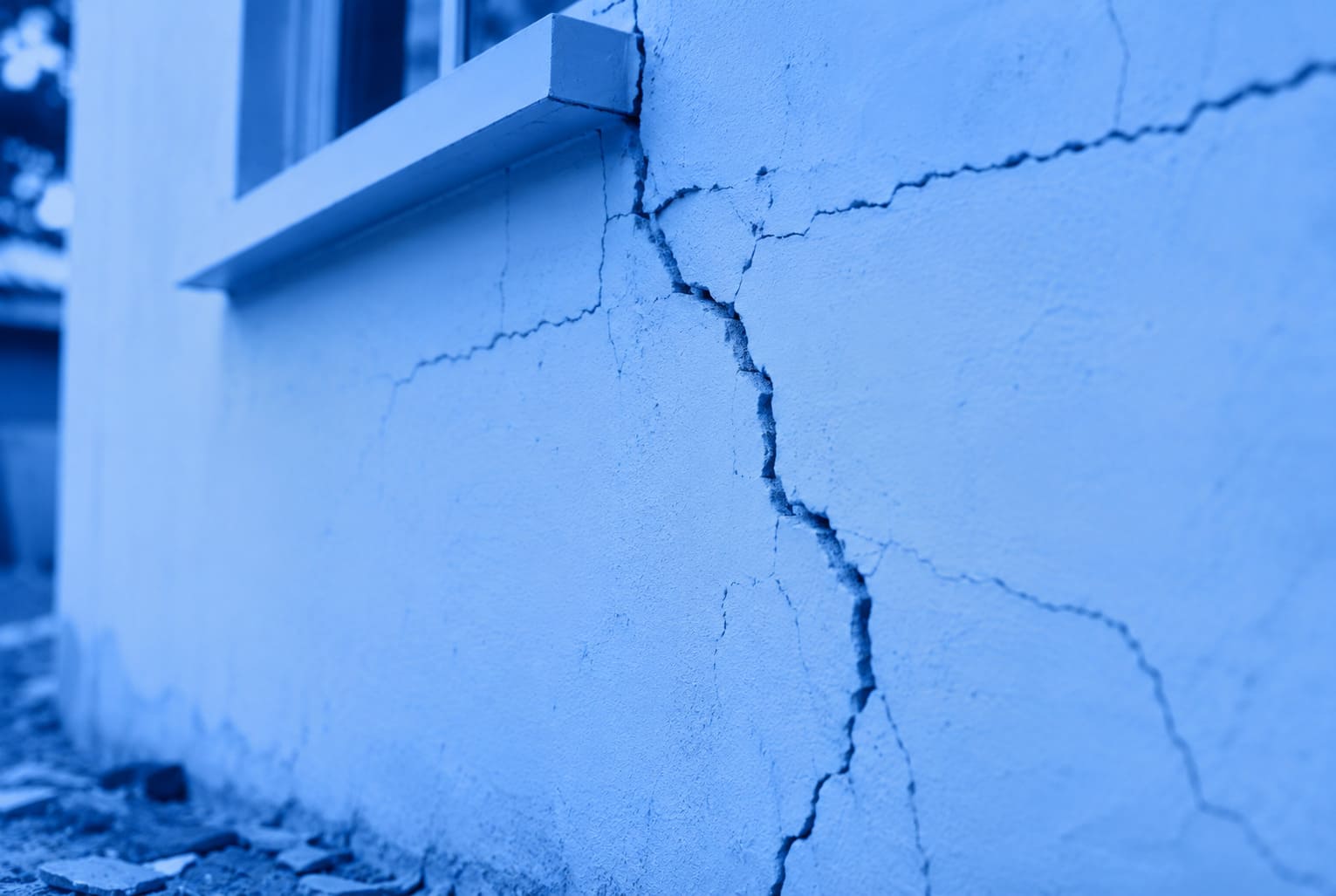 Grietas o fisuras en una pared
